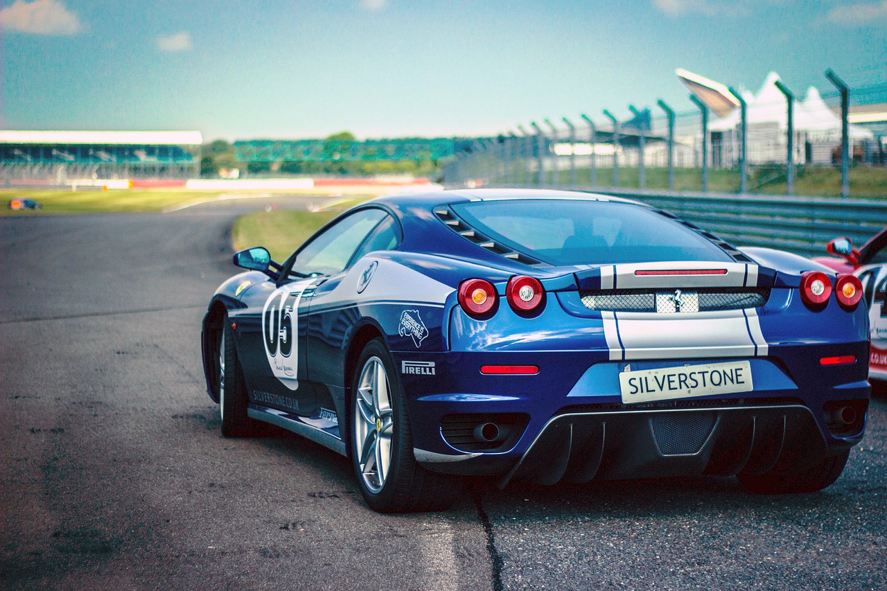 Coche de competición en el circuito de silverstone.